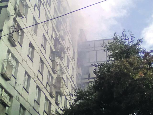 <p>В результаті події сильно постраждали три поверхи житлового будинку. Фото: gorod.dp.ua</p>