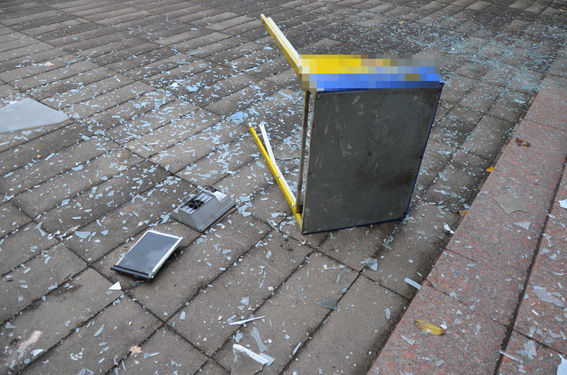 Прохожие увидели поврежденные банкомат лишь с рассветом. Фото: полиция