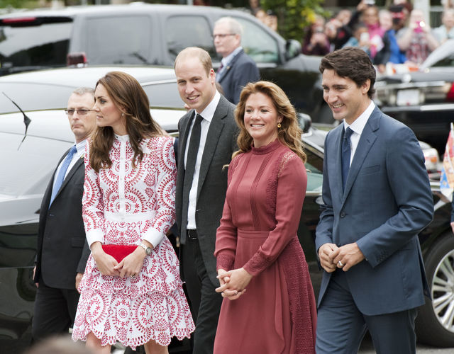 <p>Кейт Міддлтон з чоловіком в Канаді. Фото: AFP</p>