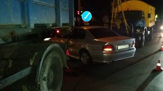 <p><span>У Києві на Братиславській не розминулися дві вантажівки і легковик. Фото Павло Диба</span></p>