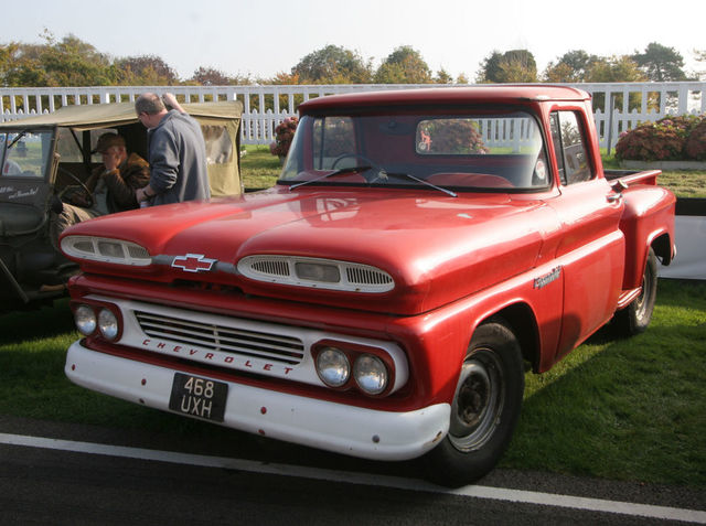 Chevrolet C/K – перший пікап з незалежною підвіскою передніх коліс, 1960 рік. До 1960 року пікапи були виключно вантажними автомобілями і використовували в конструкції суцільну вісь для передніх і задніх коліс. Це допомагало для великих навантажень, але обмежувало в управлінні. Chevrolet перша випустила свої пікапи з незалежною підвіскою передніх коліс, випередивши конкурентів на рік.