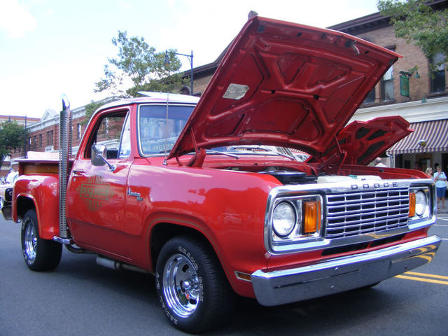 Dodge Lil Red Express — первый пикап-маслкар, 1978−1979. Производители пикапов и без того старались снабжать свои модели мощными двигателями, но Lil Red Express задрал планку до небес. Двигатель на 225 л. с. и невероятный внешний вид обеспечили этому автомобилю репутацию первого маслкара среди пикапов.