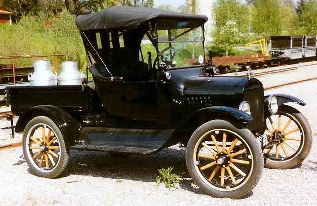 Ford Model T Runabout з корпусом пікапа – перший пікап, 1925 рік. Фактично, Ford свого часу і винайшла пікапи, перший з яких коштував близько $ 281. У перший же рік було випущено 30 тисяч примірників – будь-якого кольору, звичайно, якщо цей колір – чорний або зелений. Вони вигідно відрізнялися від масивних і незграбних вантажівок свого часу, служачи для звичайних людей.
