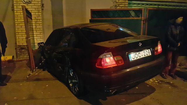 <p>У Києві BMW вилетів з дороги в стовп і гараж</p> | Фото: Влад Антонов
