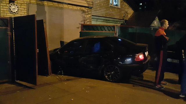 В Киеве BMW вылетел с дороги в столб и гараж | Фото: Влад Антонов