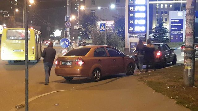 В Киеве у автовокзала водитель Шевроле припарковался прямо на пути пешеходов | Фото: Влад Антонов