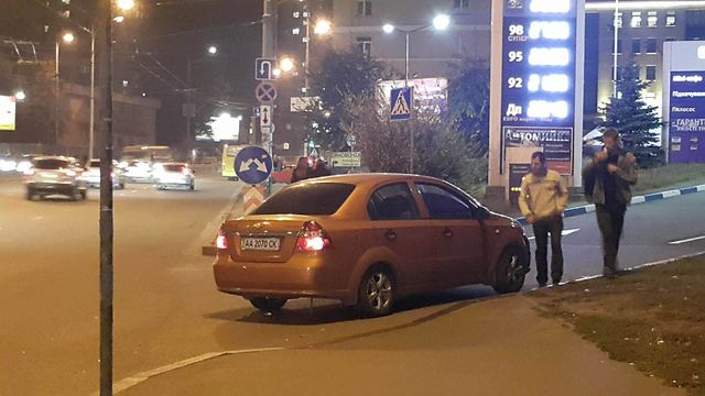 В Киеве у автовокзала водитель Шевроле припарковался прямо на пути пешеходов | Фото: Влад Антонов