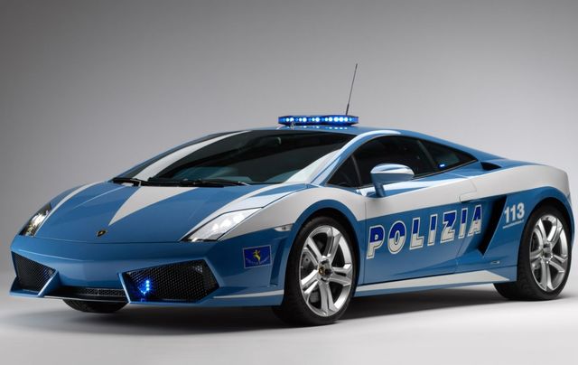 Lamborghini Gallardo. Две таких машины получила в 2004 году полиция Италии. Они используются на скоростных магистралях А3 и А14 в качестве патрульных автомобилей. В 2009-м одна из них попала в серьёзную аварию и была повреждена. Компания Lamborghini бесплатно отремонтировала автомобиль.<br />
