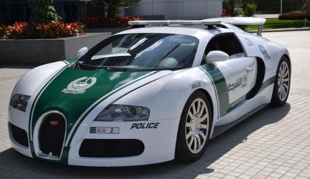 Коли в Мережі з'явилися перші фотографії поліцейського Bugatti Veyron, багато хто вважав їх підробками. Але це цілком реальний автомобіль, який використовується з 2014 року поліцією Дубаї. Звичайно, на ньому не патрулюють вулиці. Швидше це якесь 