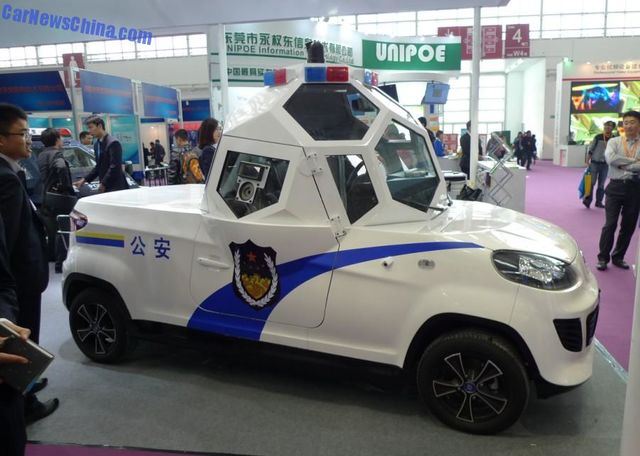 А це Zijing Qingyuan Armored Spherical Cabin Electric Patrol Vehicle (2014 року), досвідчений поліцейський броньовик зі сферичною кабіною, представлений в 2014 році в Пекіні. Основна ідея – побудувати броньовик з нормальним оглядом, а не з традиційними щілинами.