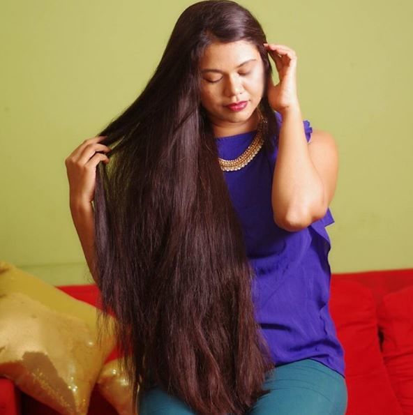Девушка заботится о своих волосах. Фото: instagram.com/sushmitas_diaries