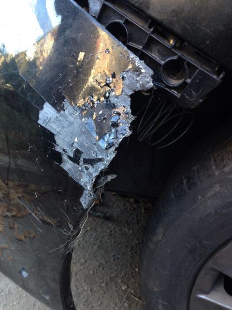 <p>Пошкоджений автомобіль був припаркований біля під'їзду. Фото: Facebook / Sergey Gorbovsky</p>