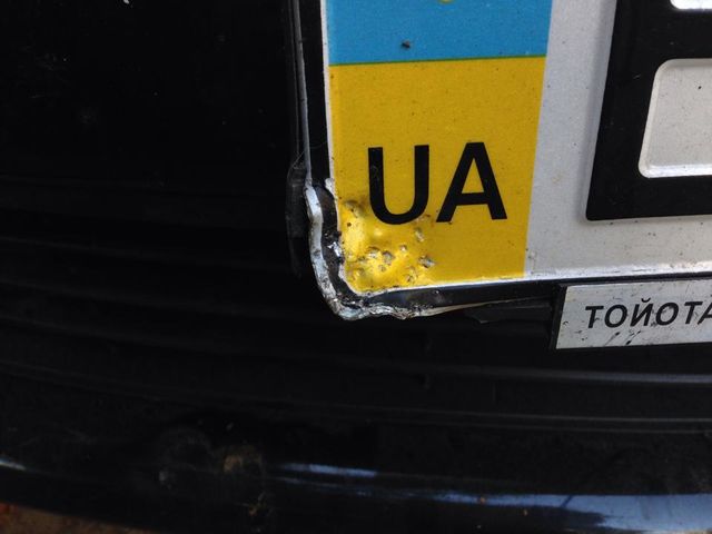 Поврежденный автомобиль был припаркован у подъезда. Фото: Facebook / Sergey Gorbovsky