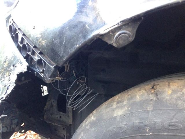<p>Пошкоджений автомобіль був припаркований біля під'їзду. Фото: Facebook / Sergey Gorbovsky</p>