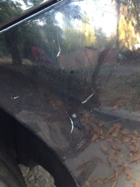 Поврежденный автомобиль был припаркован у подъезда. Фото: Facebook / Sergey Gorbovsky