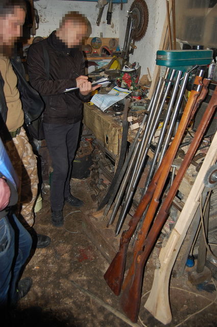 Задержали "оружейника" вблизи мастерской. Фото: СБУ