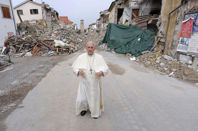 Папа Римский Франциск прибыл с неожиданным визитом в разрушенный сильным землетрясением итальянский город Аматриче. Фото: AFP