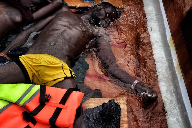 Тіла 28 біженців з Лівії виявила берегова охорона Італії. Загиблі намагалися пробратися в Європу. З них 22 тіла були знайдені на трьохпалубному дерев'яному судні, яке перевозило близько тисячі осіб.Фото: AFP