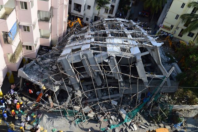 В Индии обрушилось строящееся здание. Погибли два человека. Фото: AFP