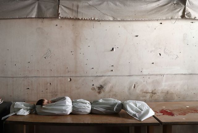 Спільний конвой сирійського арабського Червоного півмісяця і гуманітарних організацій ООН був обстріляний 19 вересня в районі Алеппо. З 30 вантажівок 18 було знищено, загинув один співробітник САЧП і ще як мінімум 20 мирних громадян. Фото: AFP