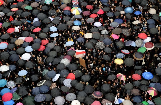 У Польщі 3 жовтня було оголошено так званий "Чорний понеділок" – загальнонаціональна акція протесту проти спроб повністю заборонити в країні аборти. Фото: AFP