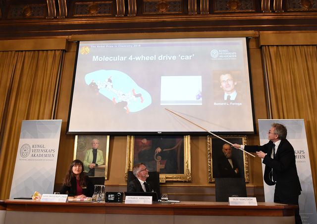 <p>Жан-П'єр Саваж, Бернард Ферінга і Фрезер Стоддарт отримали Нобеля. Фото: AFP</p>