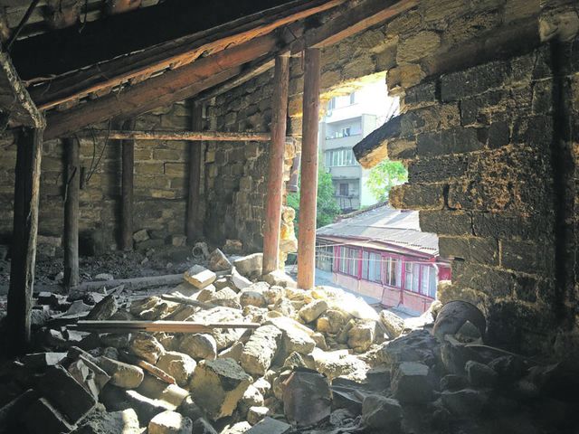 Опасность. Вид на обрушение с чердака аварийной постройки. Фото: А. Чабаненко