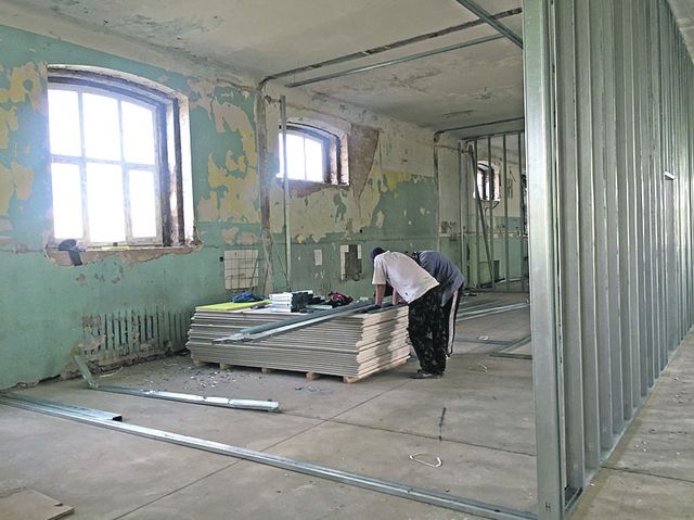 Підготовка йде повним ходом. У будівлі вже встановили нові вікна, але попереду ще багато роботи. Фото: omr.gov.ua