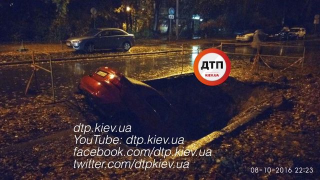 В Киеве автомобиль улетел в разрытую яму. Фото: facebook.com/dtp.kiev.ua