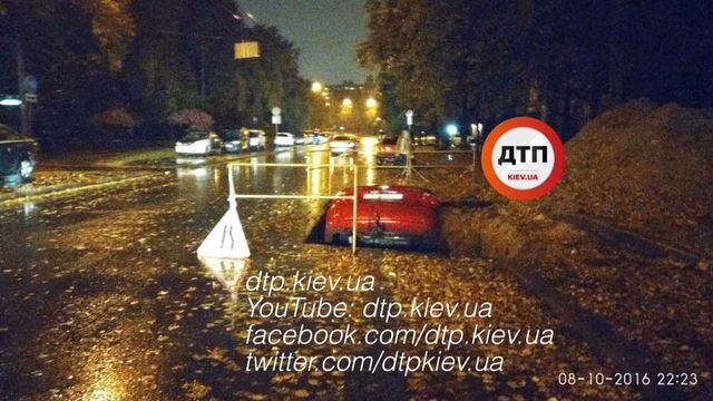 В Киеве автомобиль улетел в разрытую яму. Фото: facebook.com/dtp.kiev.ua