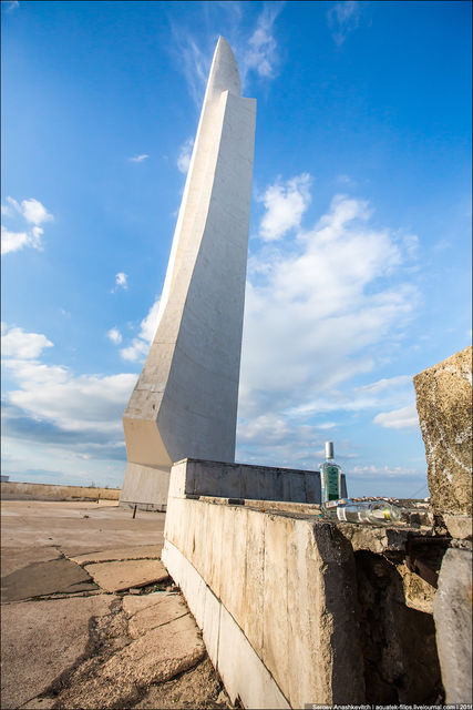 Памятник превратился в помойку. Фото: С. Анашкевич
