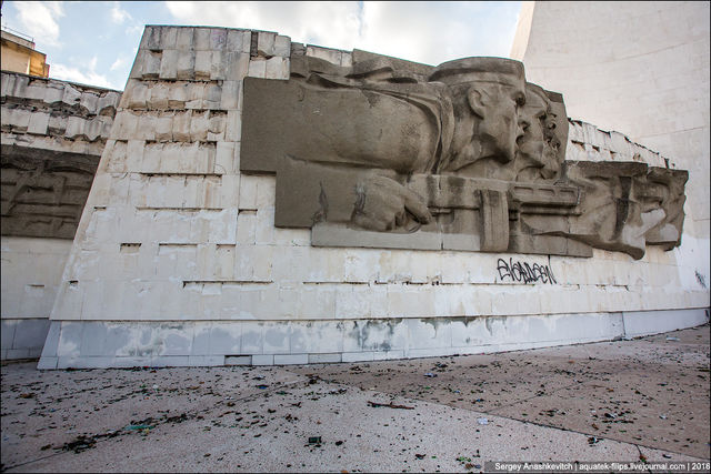 <p>Пам'ятник перетворився на смітник. Фото: С. Анашкевич</p>