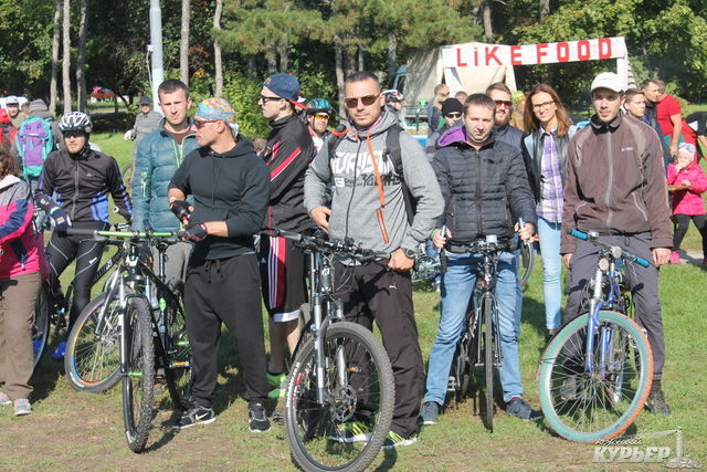 <p><span>У створенні велоланцюга взяли участь близько 200 велосипедистів. Фото: uc.od.ua</span></p>