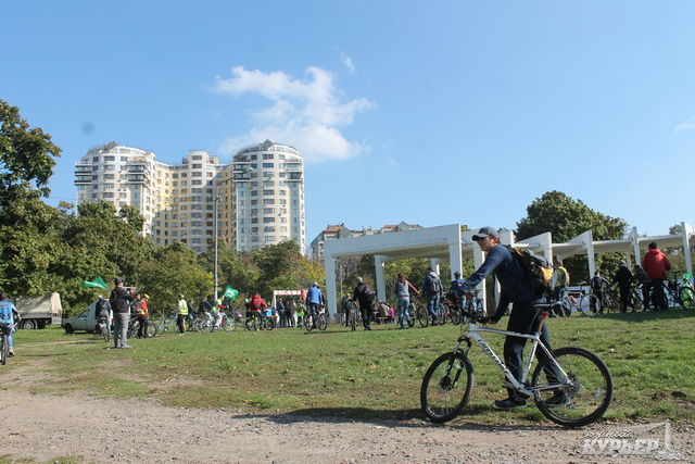 <p><span>У створенні велоланцюга взяли участь близько 200 велосипедистів. Фото: uc.od.ua</span></p>