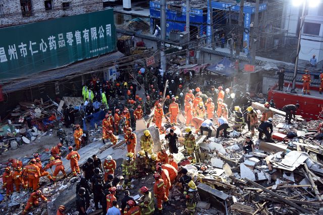 <p>У Китаї обрушилися чотири багатоповерхових будинки, 20 людей загинули, фото AFP</p>