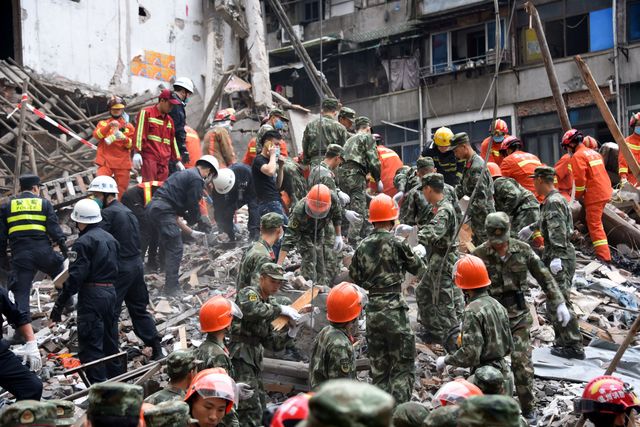 В Китае обрушились четыре многоэтажных дома, 20 человек погибли, фото AFP