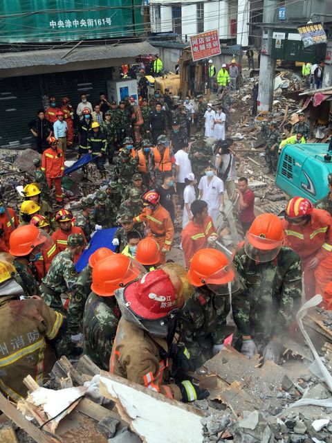 В Китае обрушились четыре многоэтажных дома, 20 человек погибли, фото AFP