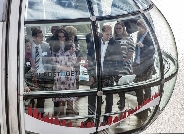 Они первые члены британской королевской семьи, прокатившиеся на этом колесе обозрения. Фото: AFP