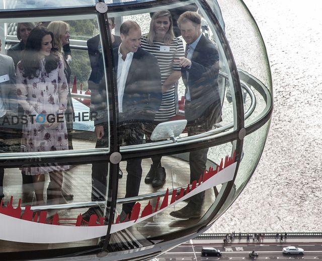 <p>Вони перші члени британської королівської сім'ї, що прокотилися на цьому колесі огляду. Фото: AFP</p>