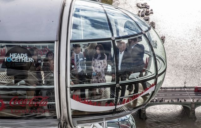 Они первые члены британской королевской семьи, прокатившиеся на этом колесе обозрения. Фото: AFP