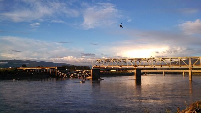 Часть моста через реку Скагит в штате Вашингтон обрушилась 23 мая 2013 года после того, как по ней проехал перегруженный грузовик из Ванкувера. Из-за аварии в реку упали два автомобиля, но в итоге никто серьёзно не пострадал.