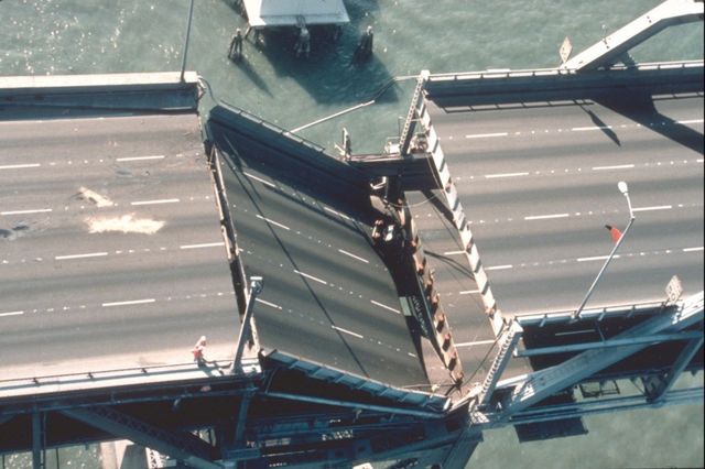 Висячий автомобильный мост между Сан-Франциско и Оклендом, возведённый в 1936 году, получил серьёзные повреждения в 1989-м, после мощнейшего землетрясения Лома-Приета. По счастью, обошлось без жертв, а сам мост восстановили через месяц.