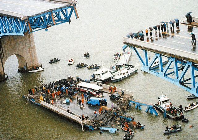Мост Сонгсу, соединяющий Сондонгу и Каннамгу — два густонаселённых района Сеула — рухнул в утренний час пик 21 октября 1994 года. В результате катастрофы погиб 31 человек, ещё 17 оказались ранены. Конструкция моста настолько устарела, что его пришлось перестроить с нуля, открыв заново в 1997 году.