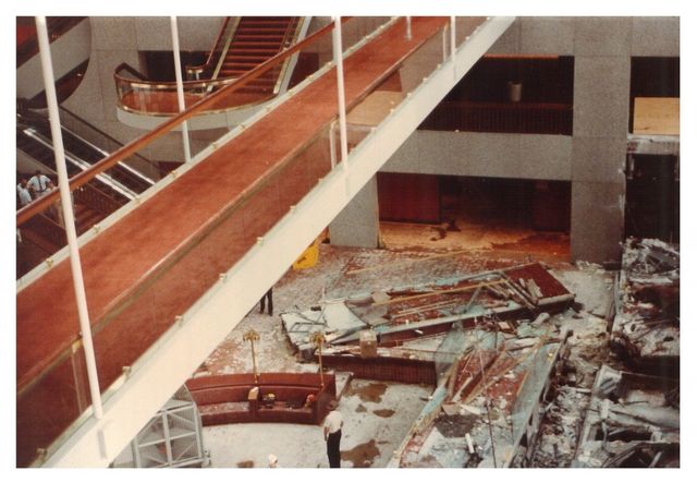 Две подвесные галереи, рухнувшие в отеле Hyatt Regency в Канзас-Сити 17 июля 1981 года, убили 114 человек и ранили ещё 216. Этот инцидент считается одной из худших техногенных катастроф XX века — а всё из-за неверно рассчитанного веса для креплений верхней галереи.
