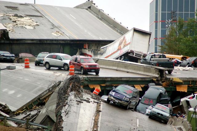 Міст автомагістралі I-35W через річку Міссісіпі впав 1 серпня 2007 року в годину пік. Це був один із найбільш використовуваних мостів штату Міннесота, який щодня перетинало близько 140 тисяч машин. В результаті катастрофи загинуло 13 осіб, 145 отримали поранення.