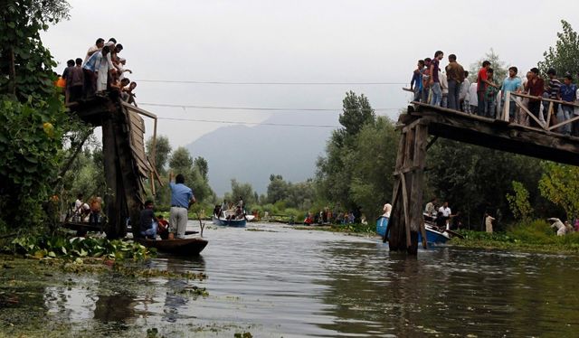 Деревянный мост через озеро Дал в Индии обрушился во время визита официальных лиц 11 августа 2012 года. Несмотря на то, что мост находился не слишком высоко, три человека погибли, а ещё 30 получили ранения.