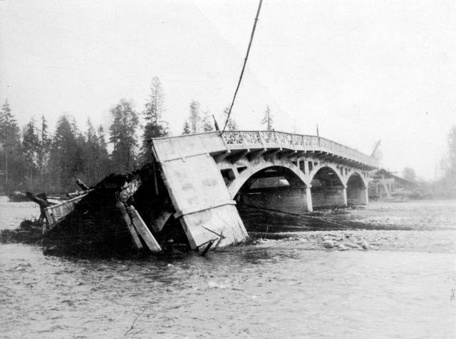 Деревянный мост через реку Капилано неподалёку от Ванкувера в начале XX века использовался для любых видов транспорта. В 1917 году он рухнул. По счастью никто не пострадал, но зато получились очень красивые фотоснимки. Мост был перестроен в мае 1930-го с использованием железа и бетона.<br />
