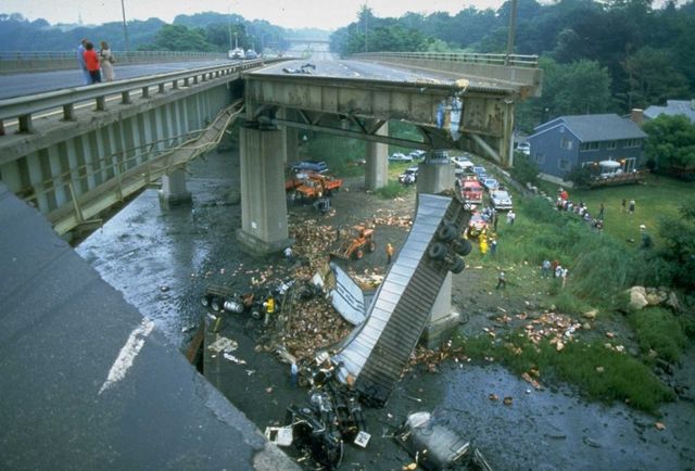 Автомобильный мост через реку Мианус в американском городке Гринвич, штат Коннектикут, рухнул в 1983 году. Одно из креплений покрылось ржавчиной и в конце концов сорвалось под весом двух грузовиков. Погибло три человека, ещё трое оказались серьёзно ранены. Обрушение произошло в полдень, когда трафик на мосту был относительно невелик.