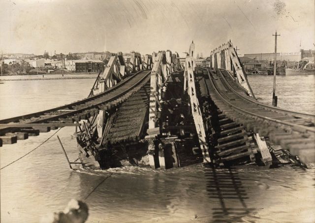 Железнодорожный мост в австралийском городе Фримантле рухнул в 1926 году после серьёзного наводнения. Это случилось не моментально, и машинист успел заметить, что мост проседает под движущимся поездом. Люди покинули состав, и никто не пострадал.
