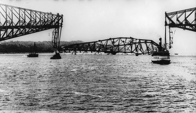 Квебекский мост на момент постройки был крупнейшим мостом Канады с общей длиной 987 м. Из-за неверных инженерных расчётов он рушился дважды — ещё недостроенным в 1907 году и уже готовым в 1916-м. Общее число жертв в обоих инцидентах — 95 человек.<br />

